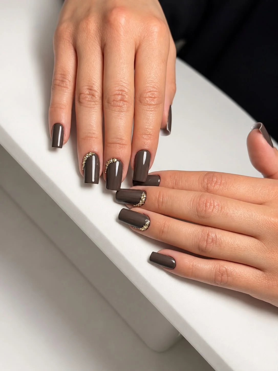 Manichiură French elegantă realizată la AMARIS NAIL ATELIER